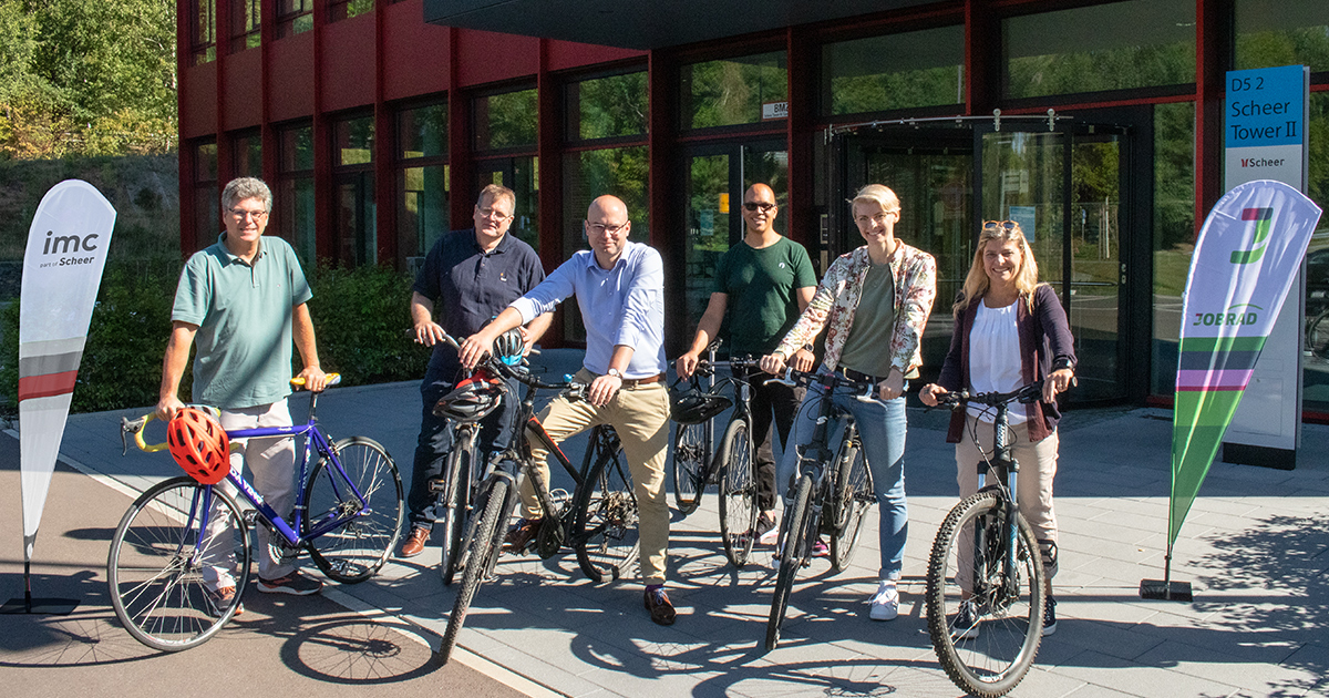 imc Mitarbeiter mit Fahrrädern