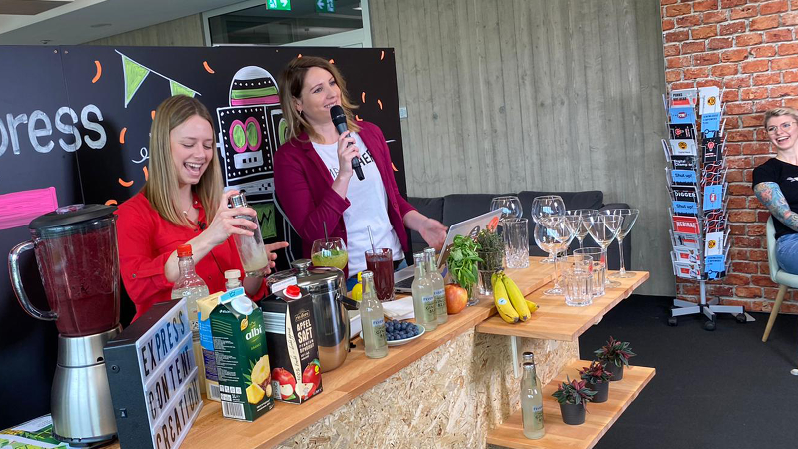 imc Mitarbeiter mixen Cocktails beim digitalen Software Release Event