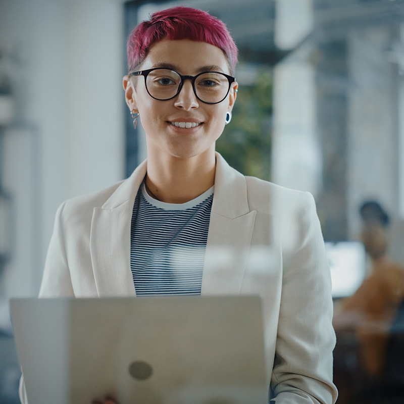 Junge diverse und aufstrebende Mitarbeiterin