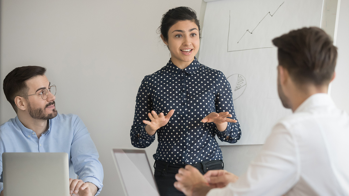 Junge Frau in einer Sales Schulung