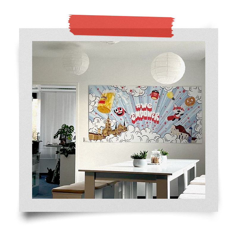 Neue Wanddeko im Münchner Büro bei imc