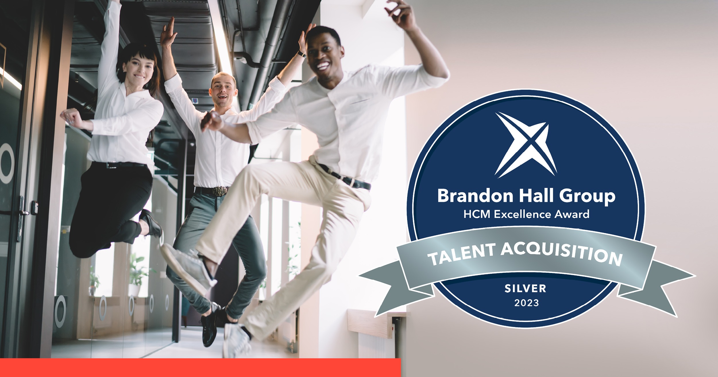 Leute springen, um das Brandon Hall 2023 Silver Award zu feiern