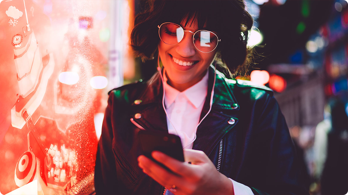 Vodafone-Mitarbeiterin blickt auf Smartphone mit Onboarding-Programm