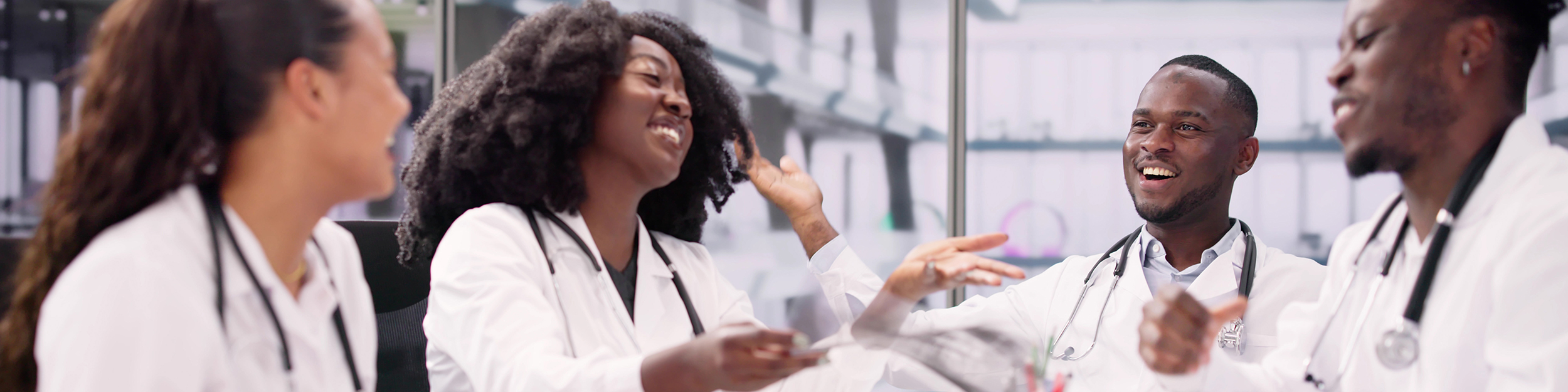 Krankenhauspersonal lacht gemeinsam