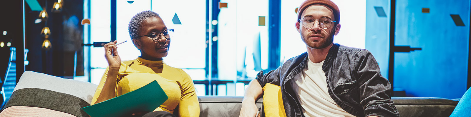 two colleagues having a serious talk